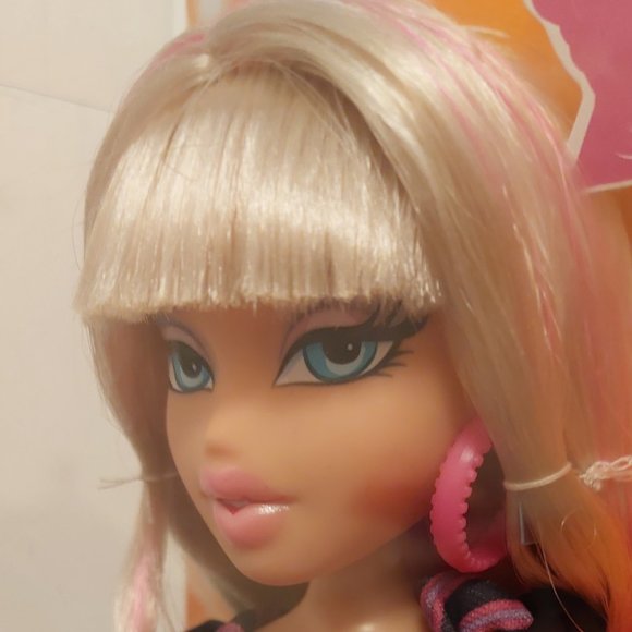 BRATZ NEON RUNWAY CHLOE - Picture 4 of 7